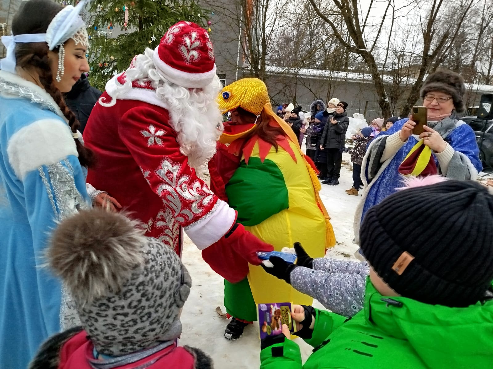 В ТОСах города продолжаются праздничные гуляния.