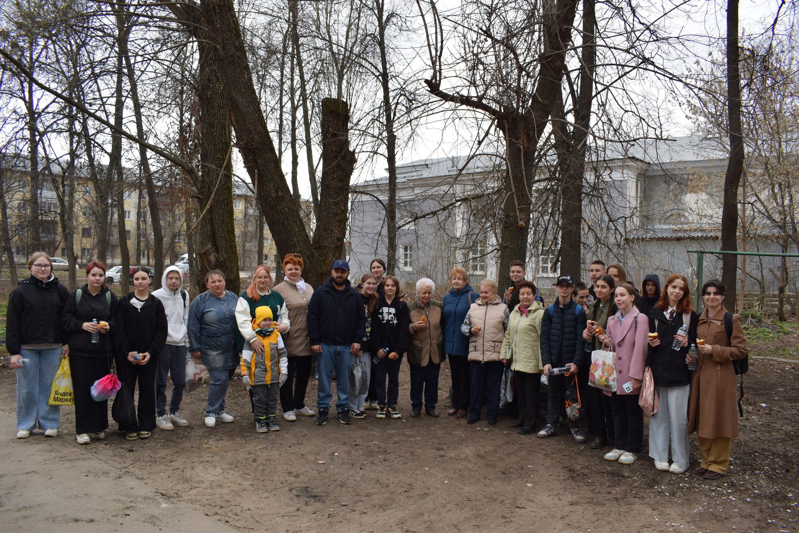 Жители ТОСа «Меланжист» провели субботник.