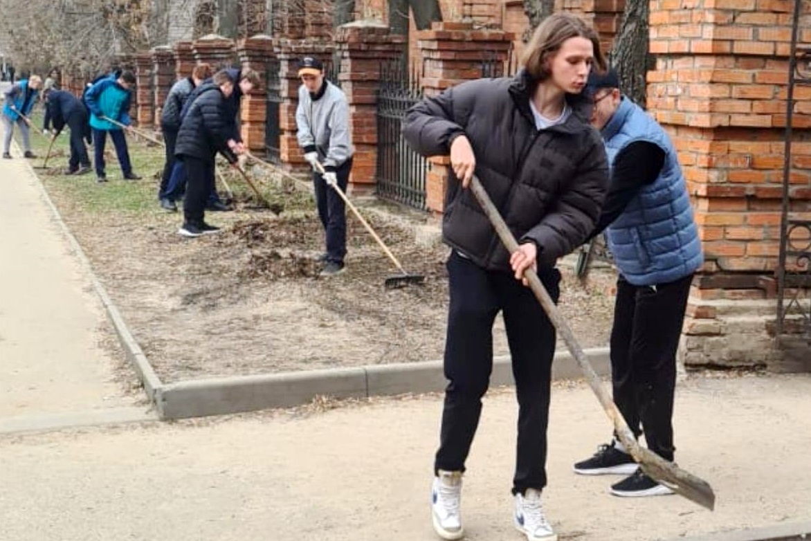 В образовательных учреждениях областного центра проходят мероприятия по весенней уборке территорий.