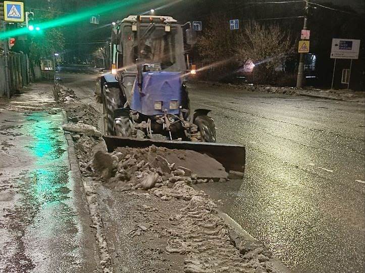 В Иванове продолжают скалывать и вывозить лед с дорог и тротуаров.