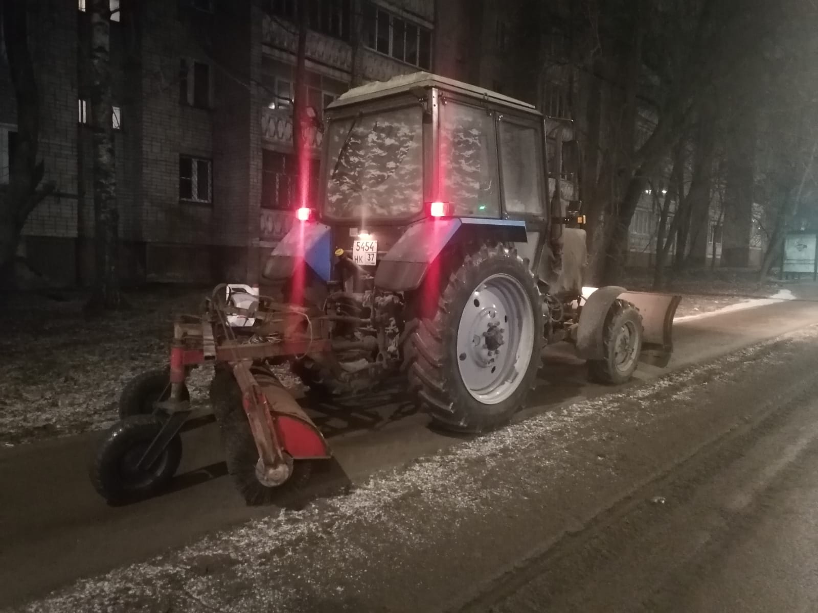 Ночью четыре трактора продолжили прометание тротуаров.