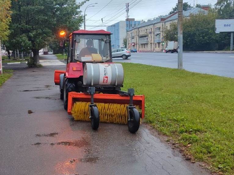 В ночь с 29 на 30 июля в работах по уборке города были задействованы 14 единиц спецтехники.