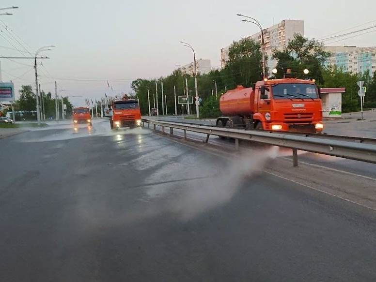 В ночное время на уборку города были направлены 13 единиц спецтехники.