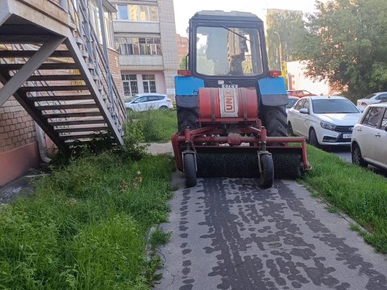 Ночью трактора убирали тротуары и проезжую часть.