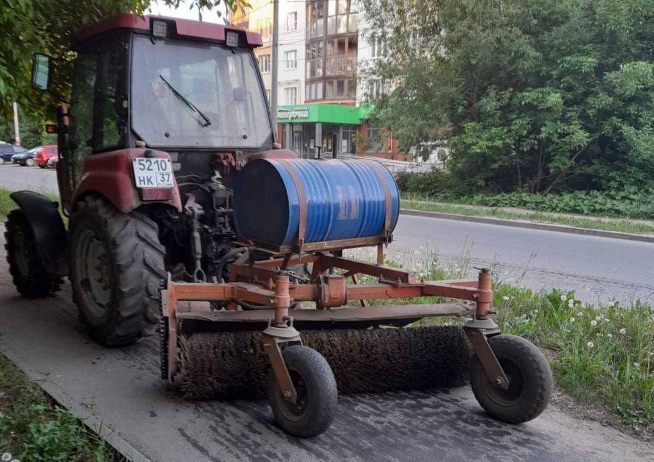 В ночь со 2 на 3 июня в работах по уборке города были задействованы 12 единиц спецтехники.