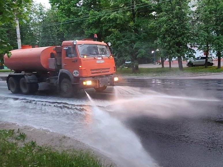 Ночью город убирали  16 единиц спецтехники.