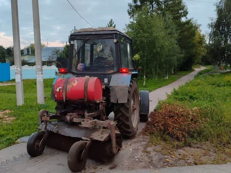 На уборку дорог днем с направлены две пылеуборочные машины, самосвалы, трактора и бригада из 18 рабочих.