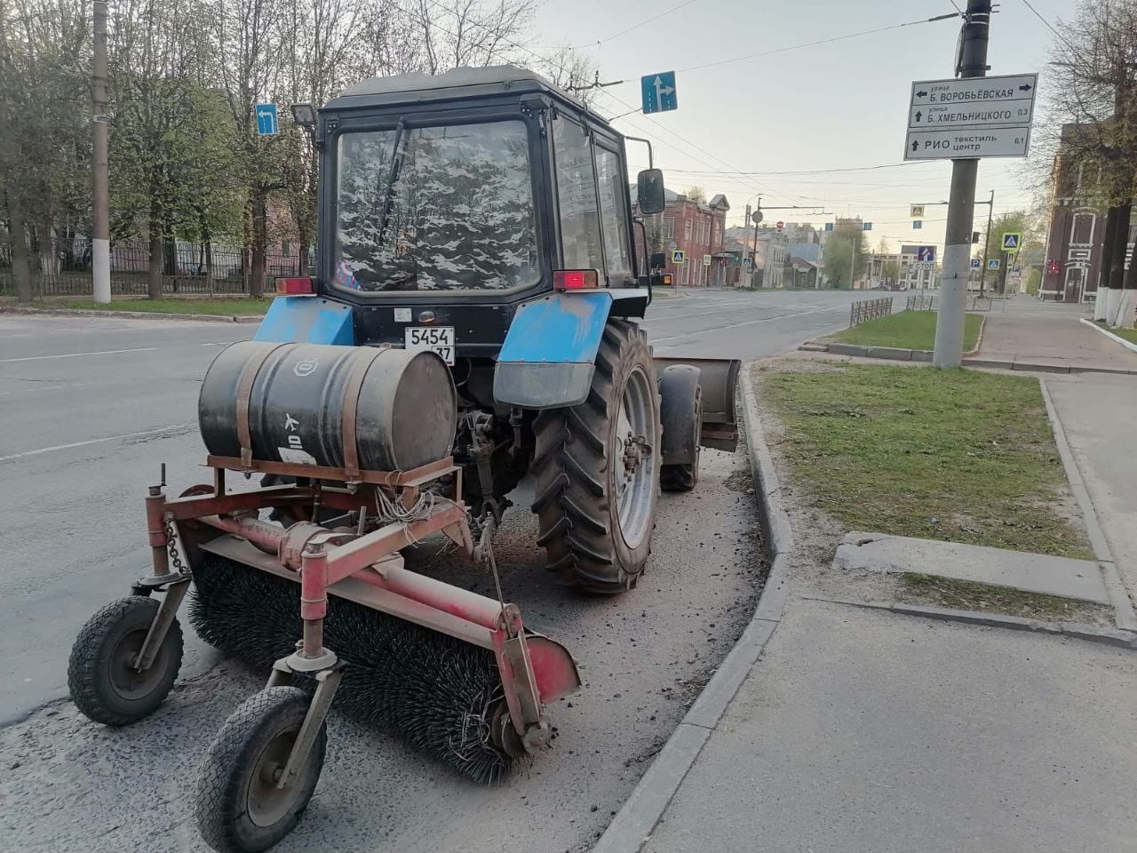Днем    работы по уборке города продолжат 15 единиц техники и 58 дорожных рабочих.