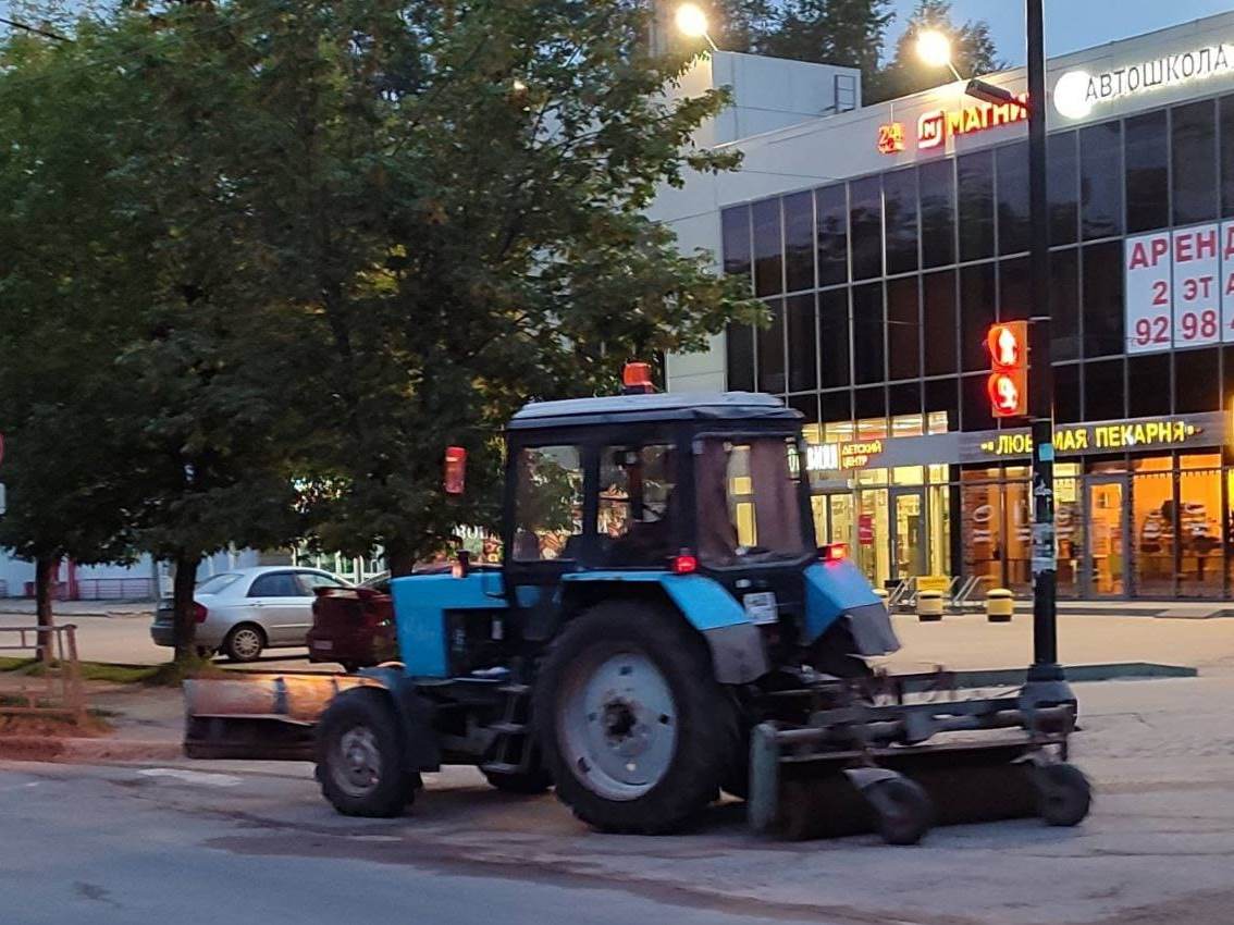 В ночь с 7 на 8 августа в работах по уборке города были задействованы 12 единиц спецтехники.