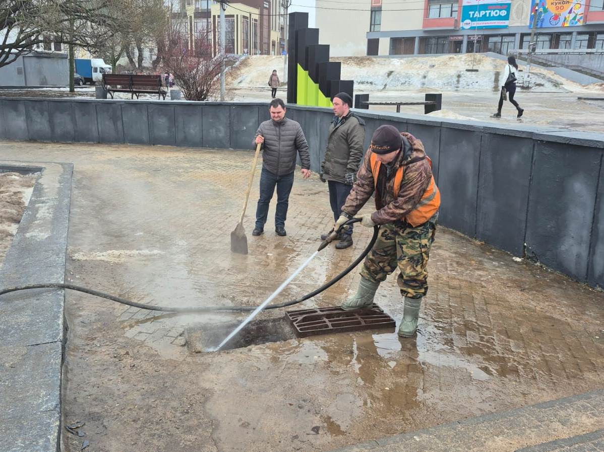 Городские службы прочищают дождеотводы.