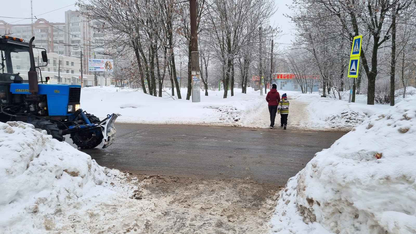 Запланирован вывоз снега с пешеходных переходов на проспектах Строителей и Текстильщиков.