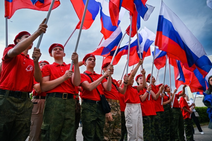 Жители областного центра отметили День российского флага.