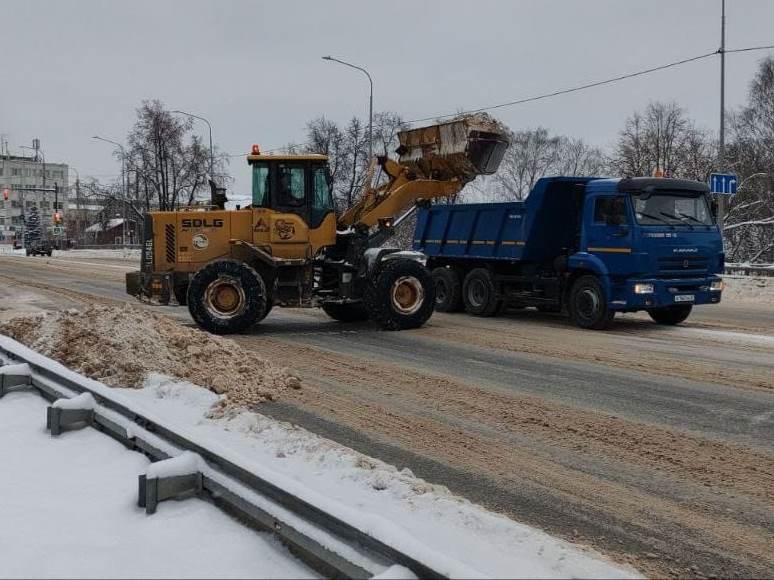 Днем 8 декабря работы по содержанию улично-дорожной сети продолжат 40 единиц техники и 112 дорожных рабочих.