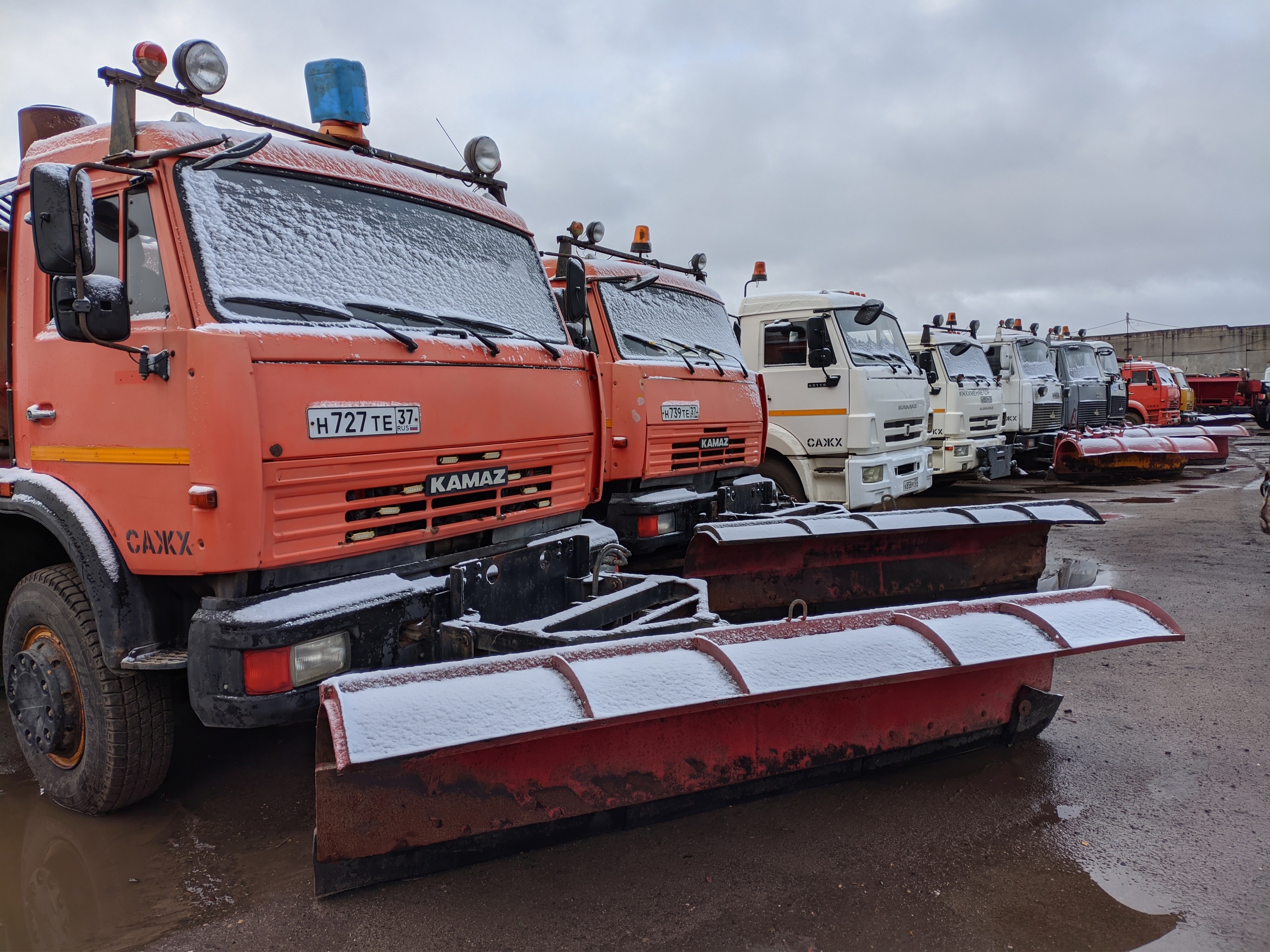 Аварийно-опасные участки улично-дорожной сети обработали противогололёдным рассолом.