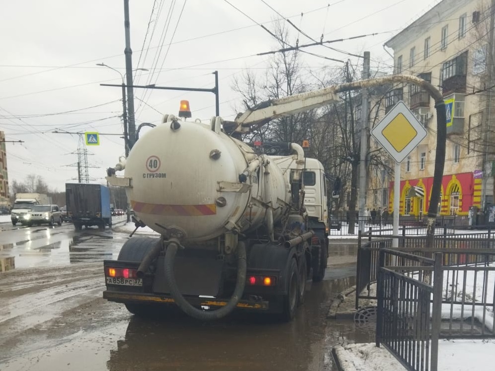 На ликвидацию подтоплений направлены  илососные машины.