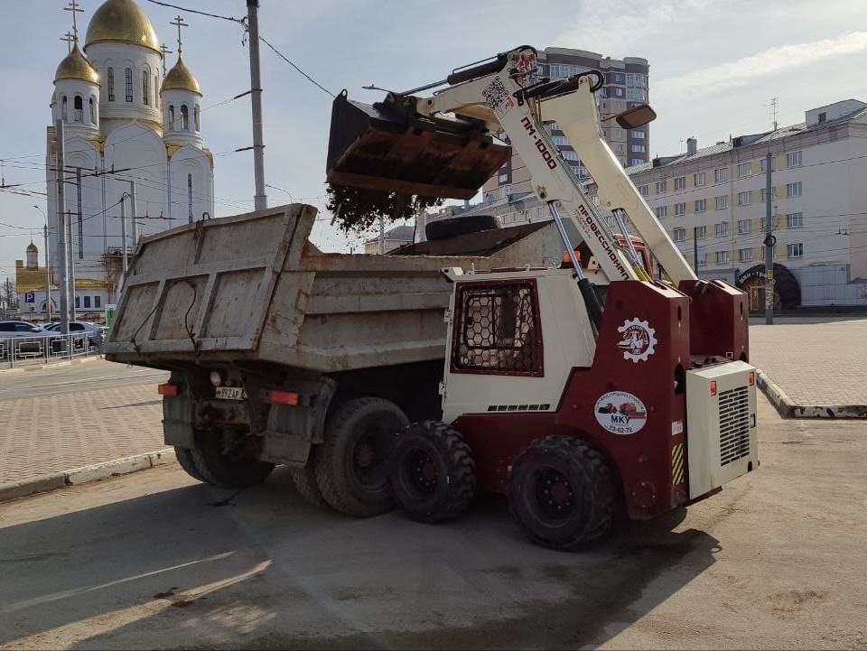 Днём 12 марта работы по уборке города продолжат 13 единиц техники и 47   рабочих.