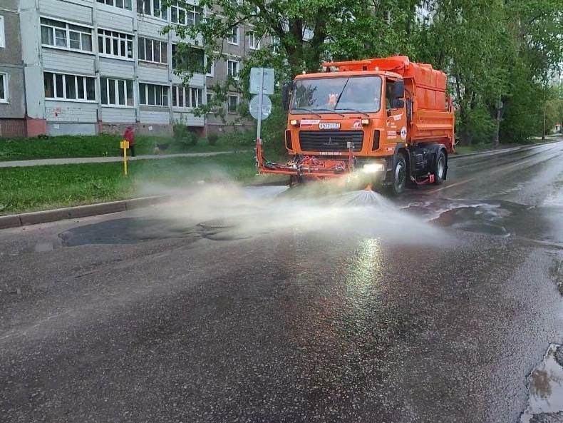 Ночью  мойку улиц продолжили шесть  поливомоечных машин.