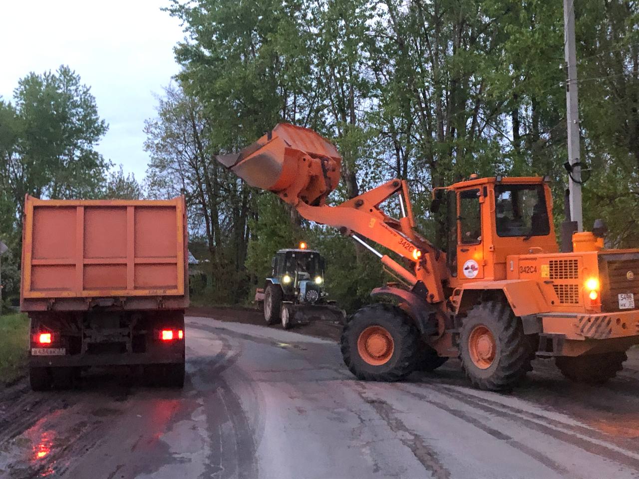 Ночью  уборку города продолжили 19 единиц спецтехники.