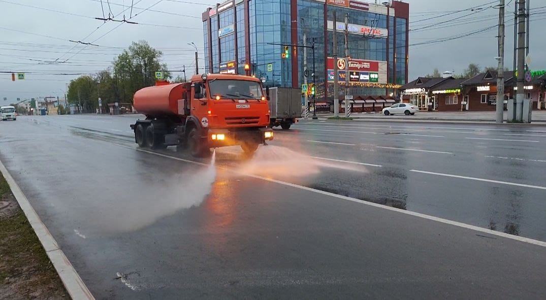 Ночью шесть поливомоечных машин продолжили мойку улиц города.