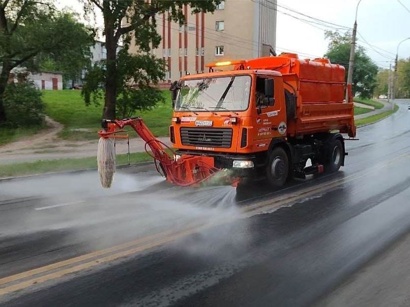Ночью семь поливомоечных машин мыли город.