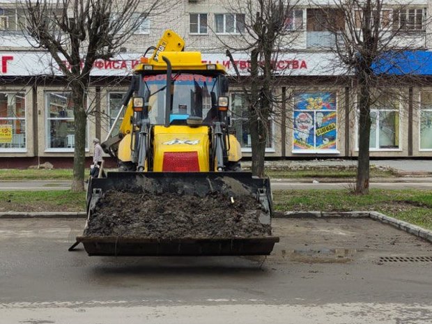 Днем 19 апреля работы по содержанию улично-дорожной сети продолжат 29 единиц техники и 99 дорожных рабочих.