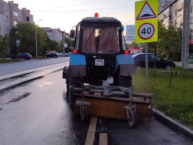 В ночь с 20 на 21 мая в работах по уборке города были задействованы 11 единиц спецтехники.