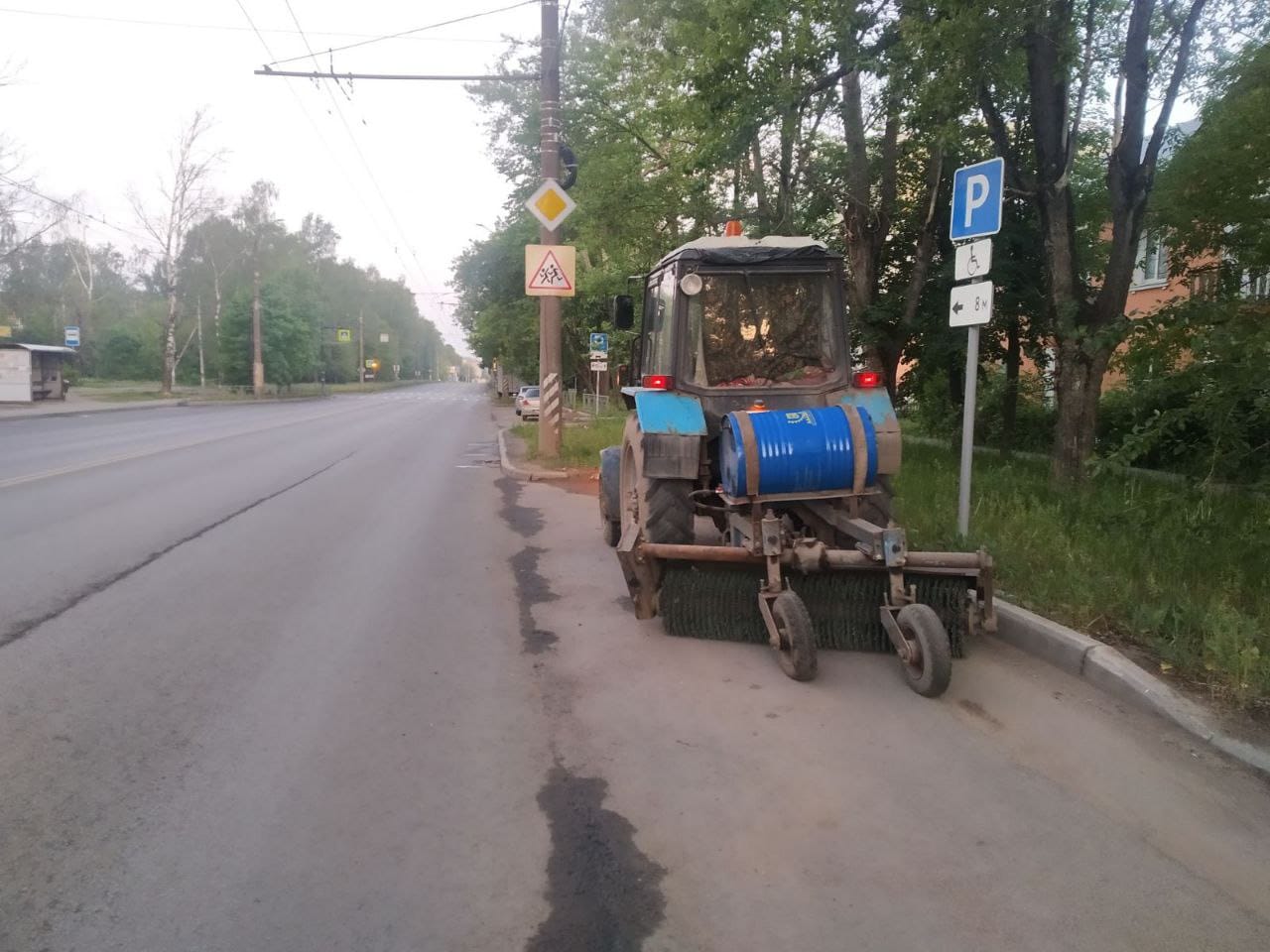 В ночь со 3 на 4 июня в работах по уборке города были задействованы 12 единиц спецтехники.