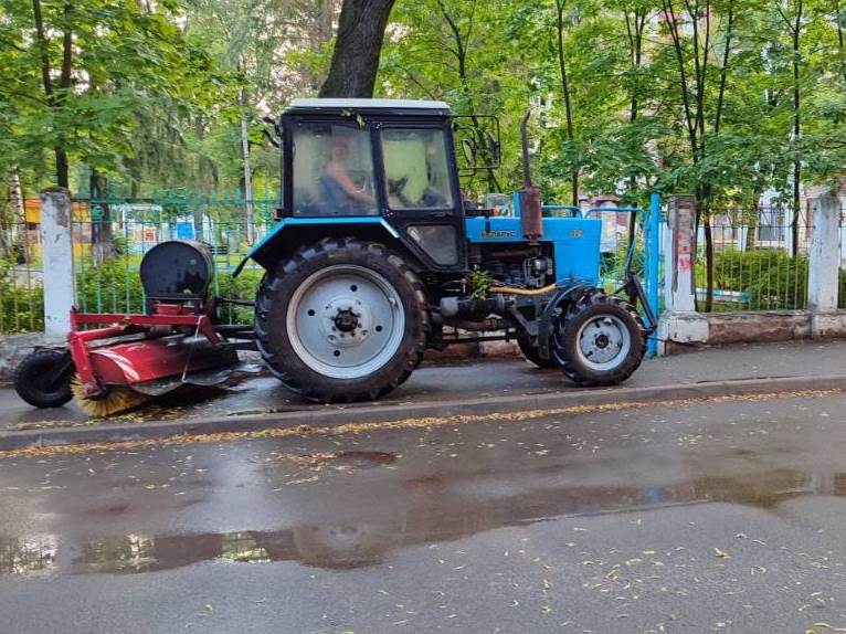 В ночь с 12 на 13 июня в работах по уборке города были задействованы 15 единиц спецтехники.