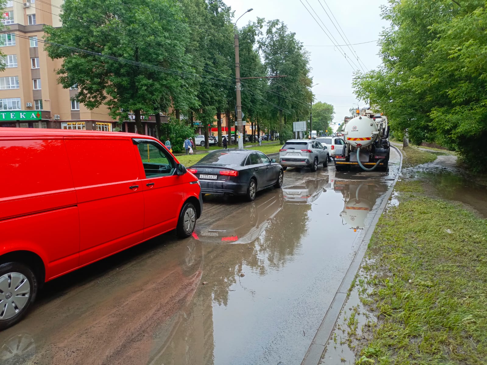 В Иванове откачивают воду с улиц и прочищают дождеприёмники.