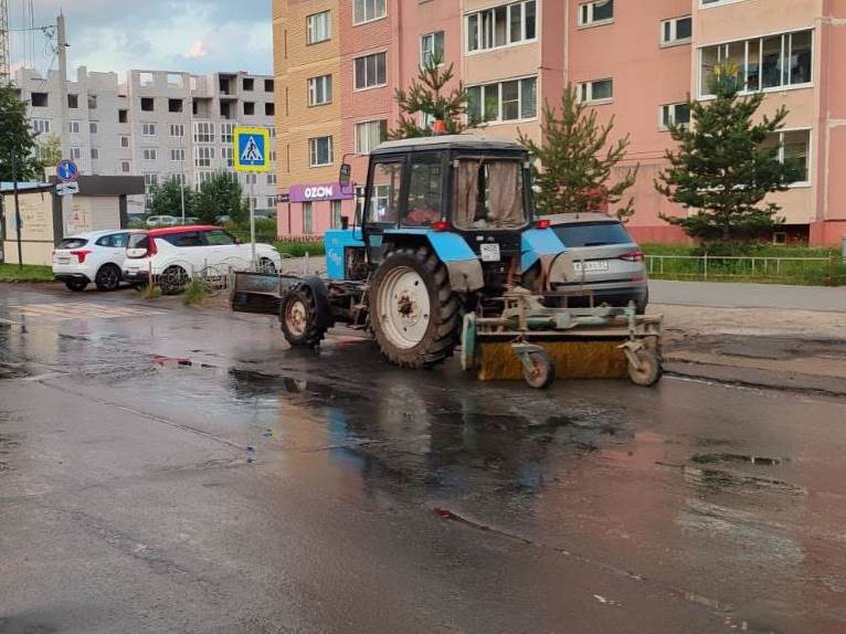 В ночь с 1 на 2 июля в работах по уборке города были задействованы 15 единиц спецтехники.