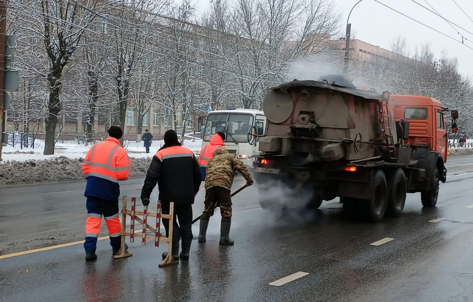 Погода позволила выполнить ямочный ремонт.