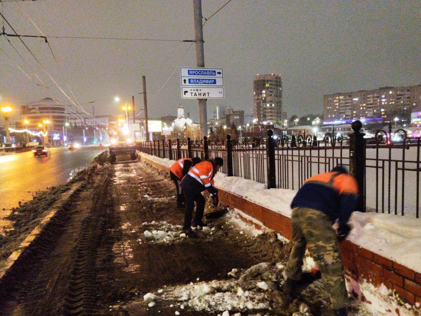 в ночь с 26 на 27 декабря в уборке города были задействованы 56 единиц спецтехники и бригада рабочих.