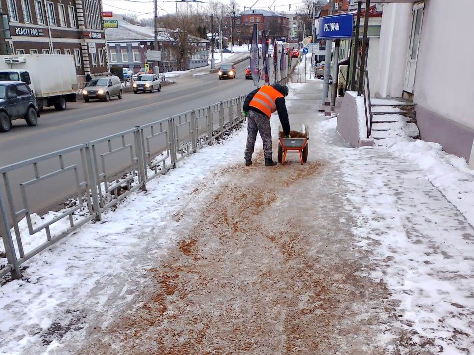 Противогололёдную обработку тротуаров днём продолжат 39 человек.