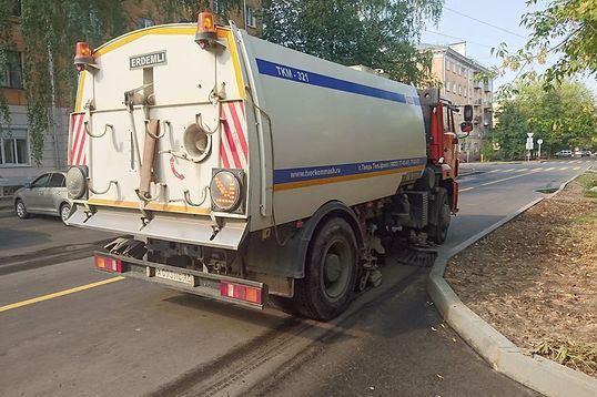 В уборке города применяются вакуумные пылеуборочные машины.