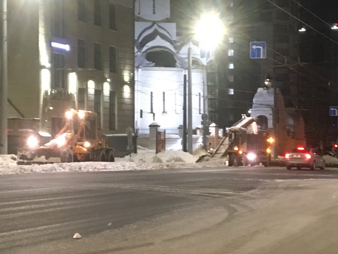 Продолжается вывоз снега с мест возможных подтоплений.