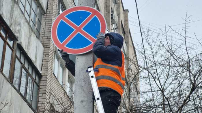 У контейнерных площадок устанавливают знаки «Остановка запрещена».