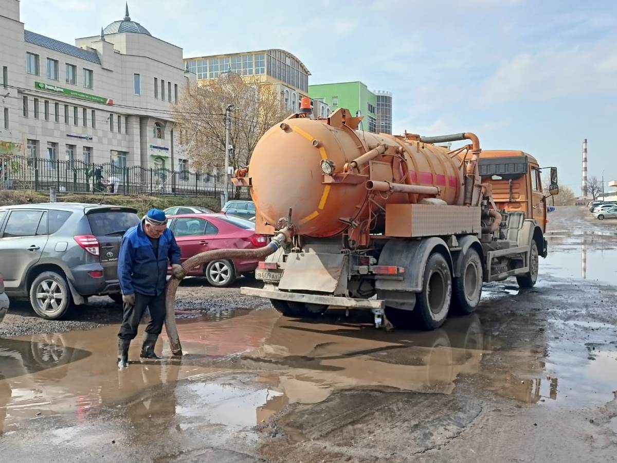 Продолжается откачка талых и дождевых вод.