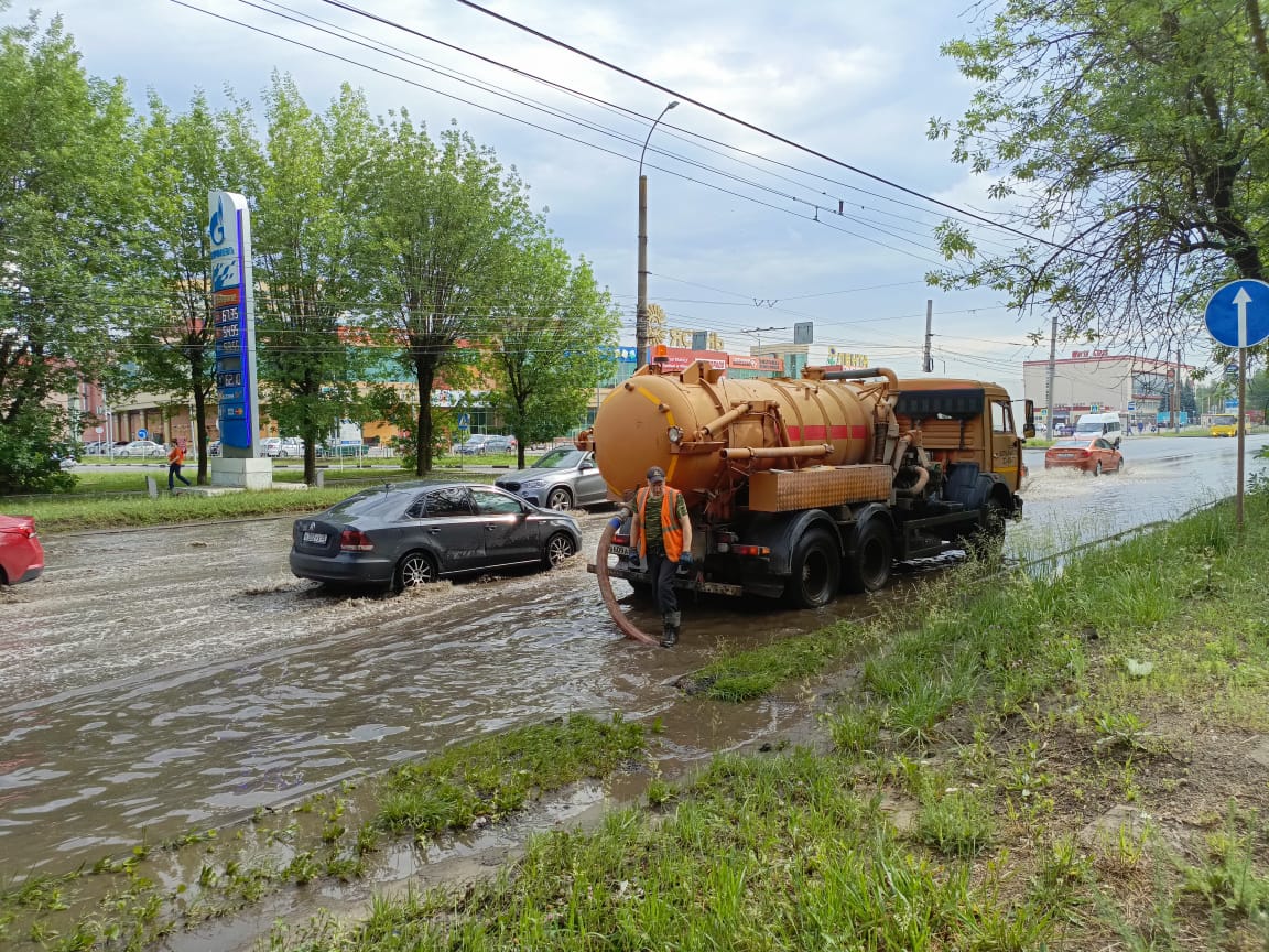 В Иванове устраняют подтопления из-за обильных ночных осадков.