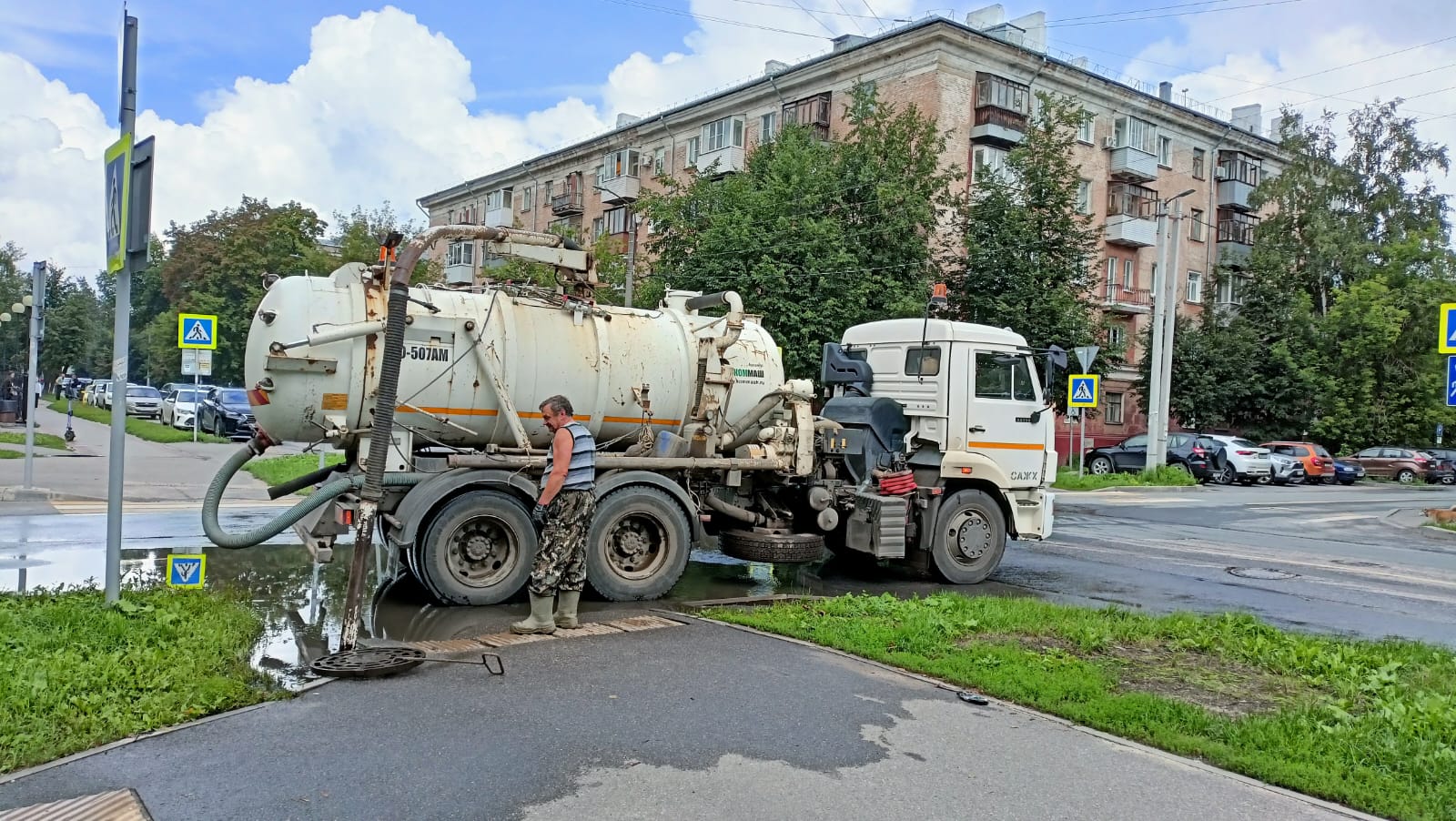 В городе продолжается ликвидация подтопления из-за обильных осадков.