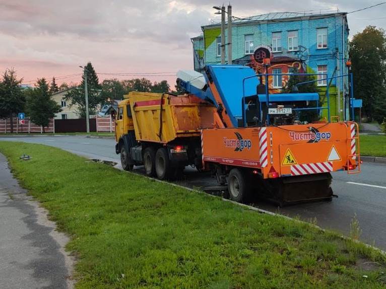 В ночь с 11 на 12 августа в работах по уборке города были задействованы десять единиц спецтехники.