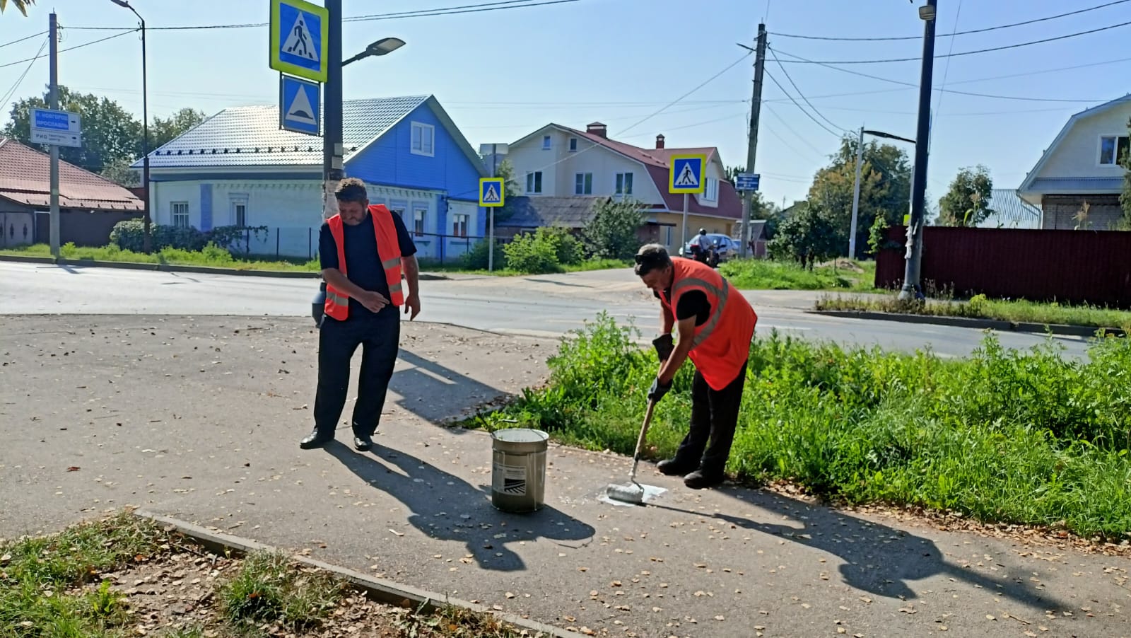 На тротуарах и проезжей части закрашивают незаконные надписи.