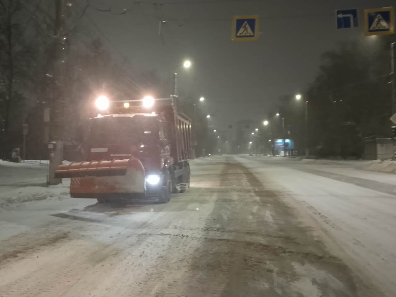 Ночью прошла противогололедная обработка  улично-дорожной сети.