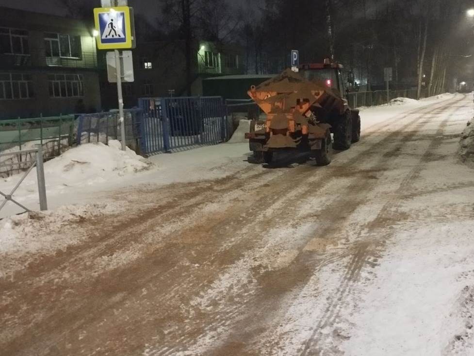 За сутки на противогололёдную обработку дорог и тротуаров израсходовано 892 тонны песко-соляной смеси.