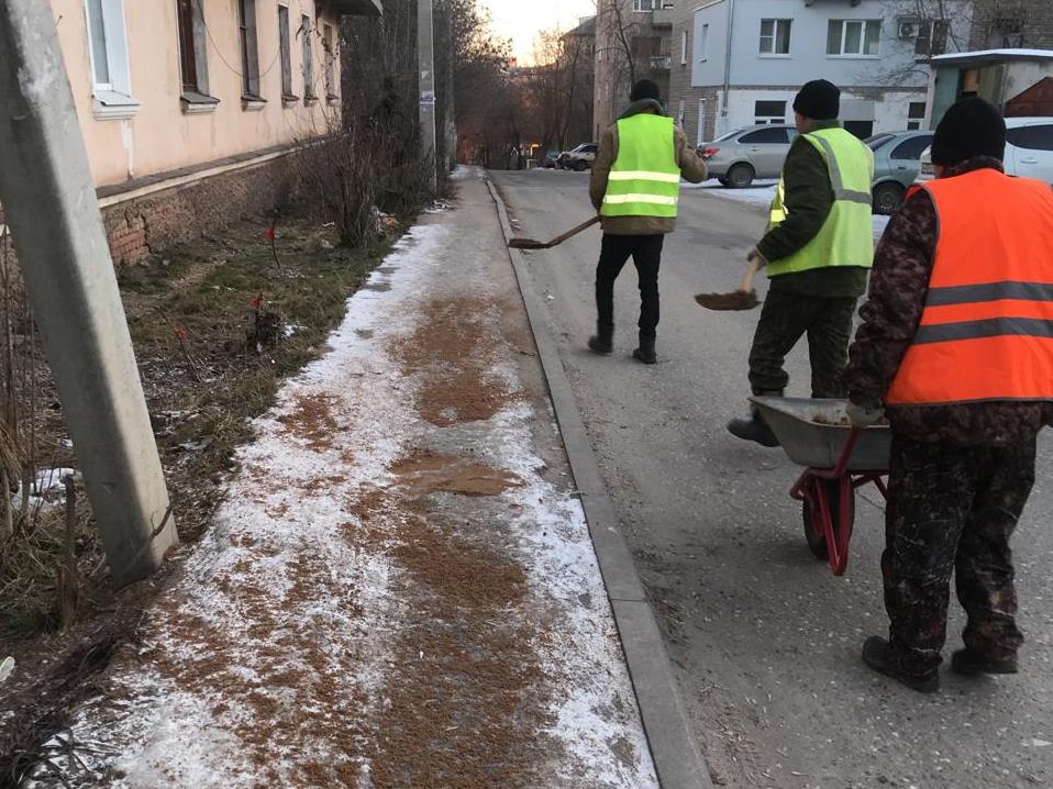 Продолжается противогололёдная обработка тротуаров.