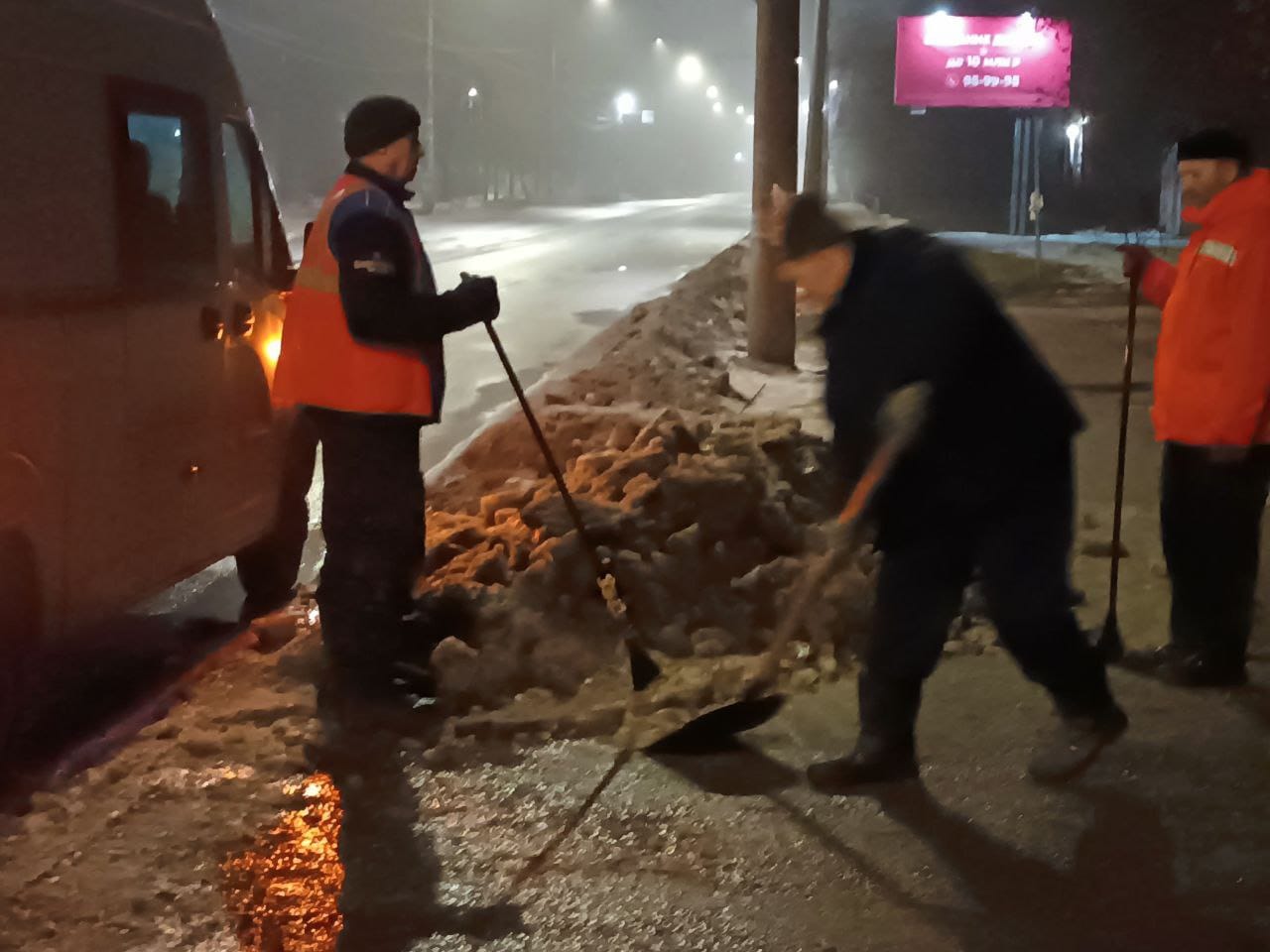 Скол наледи идет в дневную и ночную смены.