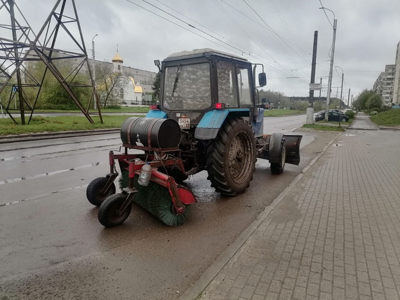 Днем 12 мая  уборку города продолжат 11 единиц техники и 68 дорожных рабочих.