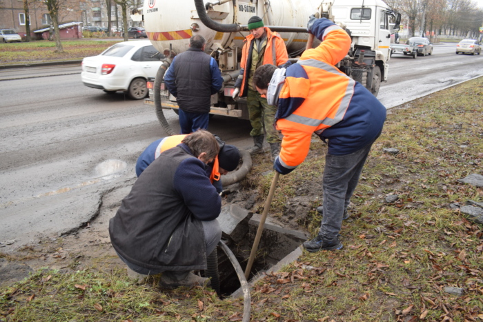 В Иванове продолжаются работы по прочистке ливневых стоков.