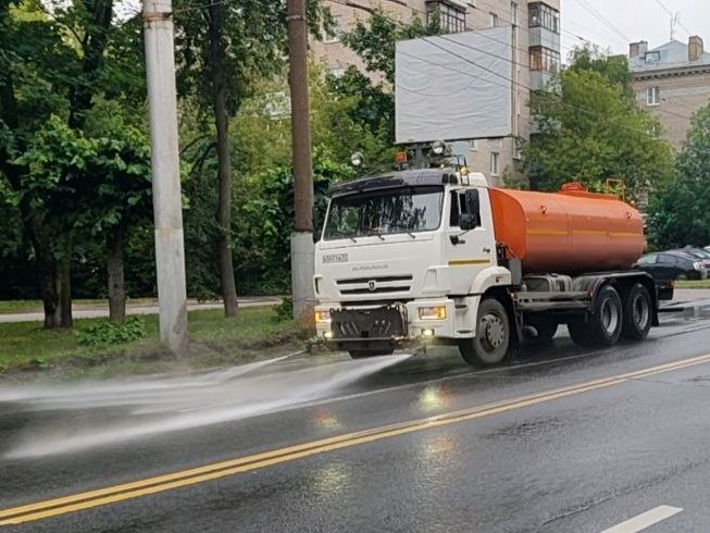 Ночью пять поливомоечных машин мыли улицы города.