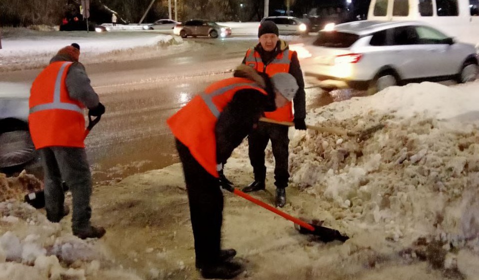 В городе ведется противогололедная обработка дорог и устраняются последствия подтоплений.