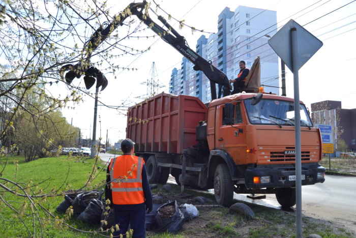 В Иванове вывозят мусор после проведения субботников.